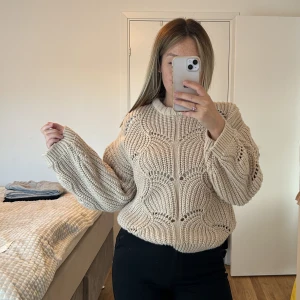 Stickad tröja  - Stickad tröja i gammalrosa/beige färg.  Storlek M.  I använt skick. 