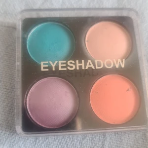 Ögonskugga. Färjglada färger och fin palet - Vi ska börja sälja smycken smink och lite kläder. Hoppas att ni kommer gilla det