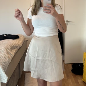 Kjol  - Satin kjol o storlek S. 