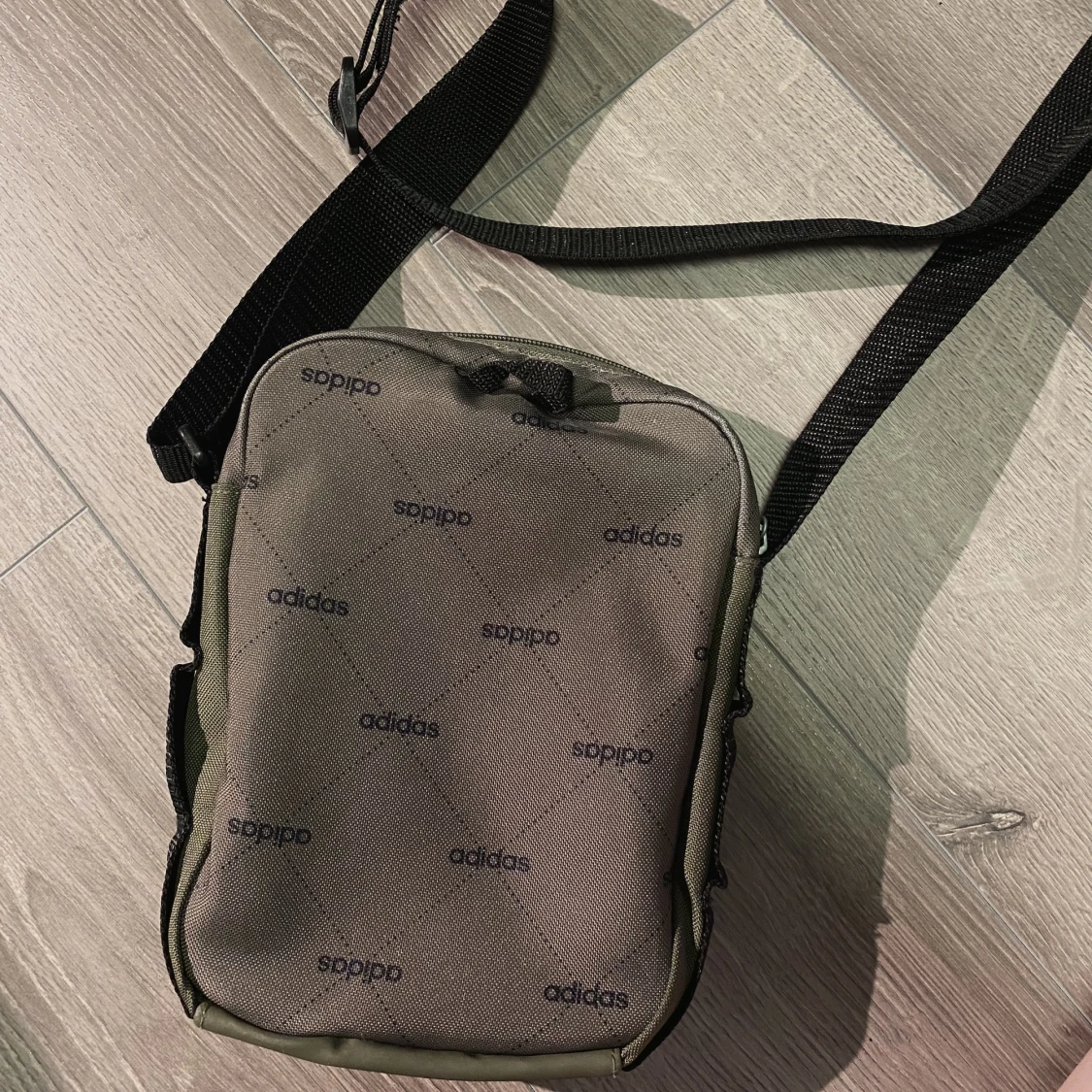 Adidas crossbodyväska - 91