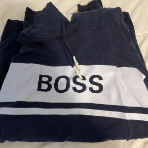 Hugo boss hoodie mörkblå okej skick, storlek L eller M minns inte är ganska lång i storleken. 