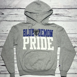 Champion Hoodie Grå - Märke: Champion Typ: Hoodie Färg: Grå Kroppstyp: Unisex Skick: Mycket Bra   Sparande av miljö  30x  lägre utsläpp jämfört med ny vara Sparat vatten ca 3950 liter Sparat CO2 ca 6.8 kg