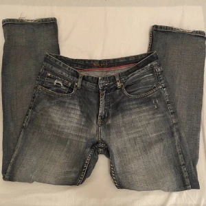 Jeans  - Köpte secondhand men fick inte användning för de, frakt tillkommer:) Fickorna funkar inte!! 