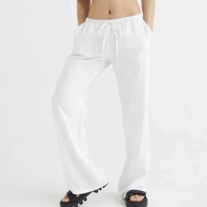 Lågmidjade linnebyxor - Lågmidjade linnebyxor från hm. Helt oanvända o köpta i somras, dem är slutsålda. I storlek S💗