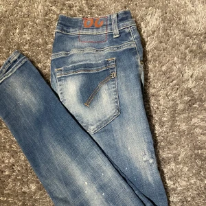 Riktigt feta dundups✨ - Säljer dessa feta Dondups för ett riktigt bra pris🤝de är köpta på United fasion store för 2999✨de är storlek 29, modellen är George. Tveka inte på att hör av er för bättre 🏆 