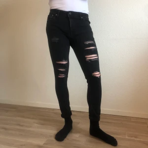 Jeans från Jack & Jones - Säljer åt min kille! Fint skick. Köpare står för frakt😊