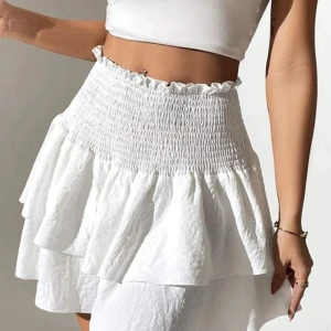 Vit kjol - Fin kjol i bra skick. Lite missfärgningar men inget som märks🤍 kontakta vi frågor och köp