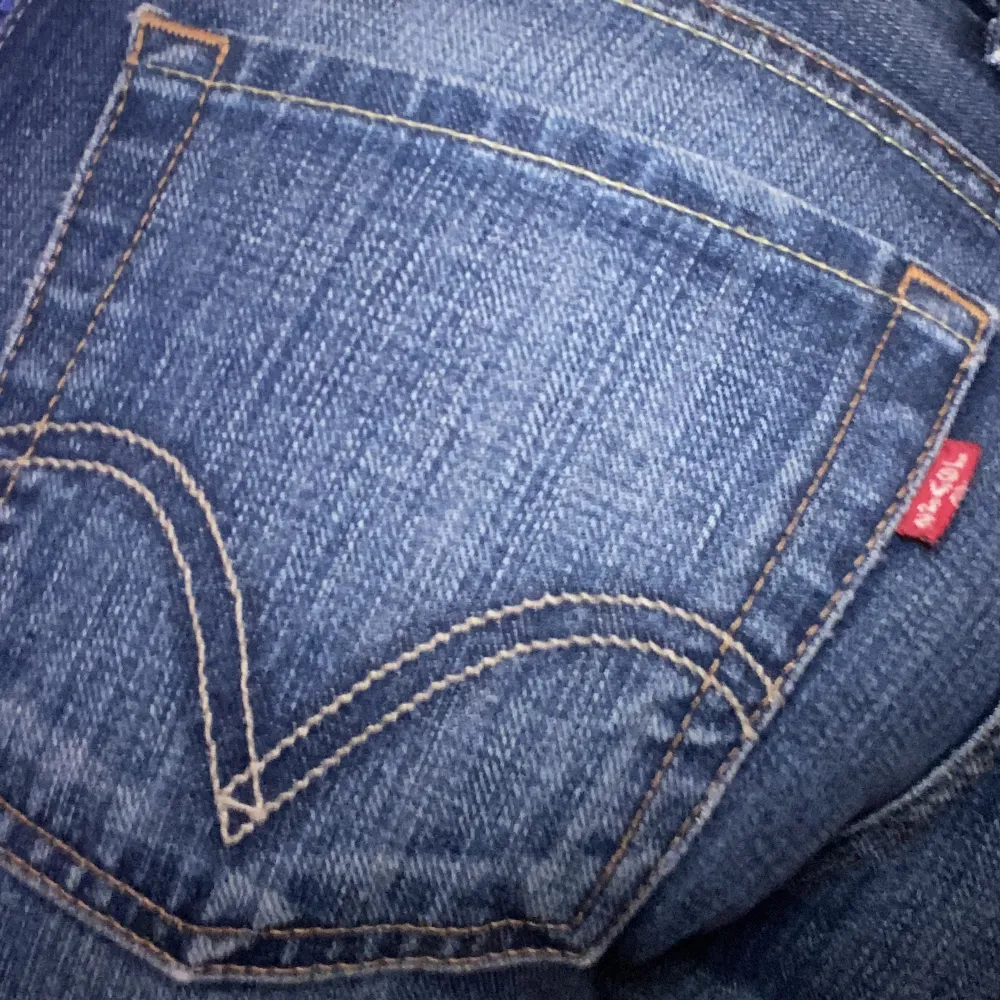 jeans i från levis, för små för mig därför säljs dom! . Jeans & Byxor.