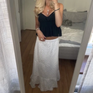 Vit långkjol  - Intressekoll på denna vita långkjol. Säljer vid bra bud. Har du någon fråga är det bara att höra av sig🫶🏻Har bud på 500kr, direktpris 550kr