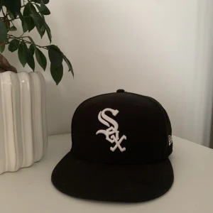 NEW ERA CAP - En fin keps som inte har används eftersom passformen inte passade mig, Hör av dig av mer frågor.
