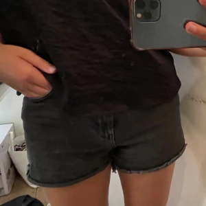 Jeansshorts - Säljer dessa ogärna svarta urtvättade jeansshortsen som jag fick för länge sedan! Sparsamt använda!! Ojämna i modellen!!!