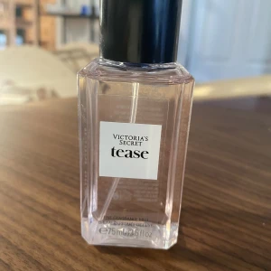 Victoria secret tease parfym - Victoria secret tease som är helt oanvänd och är helt full