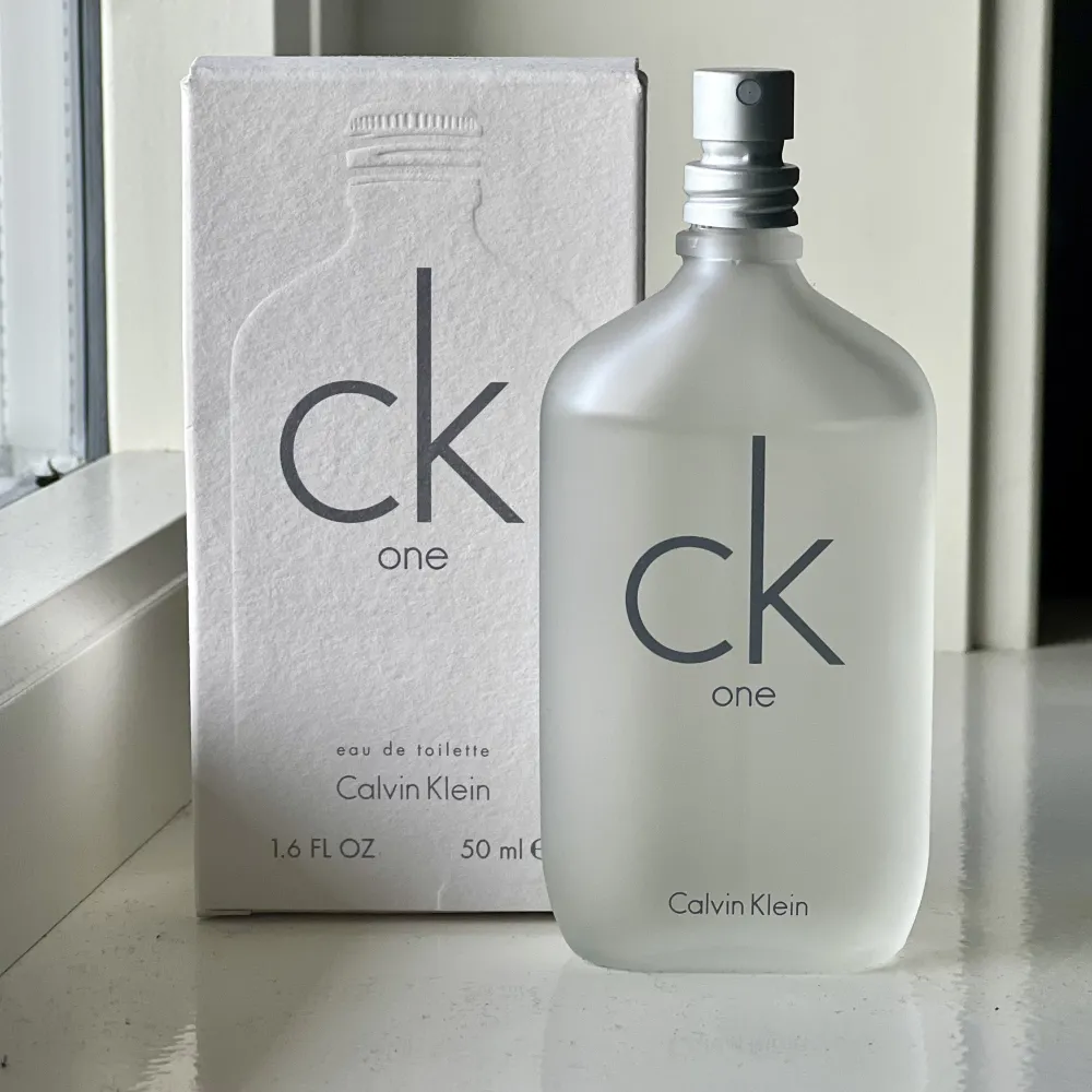 Calvin Klein ONE med cirka 46 ml kvar. Säljes då jag rensar bland parfymerna. Frakt ingår i priset📦Skriv vid frågor!. Övrigt.