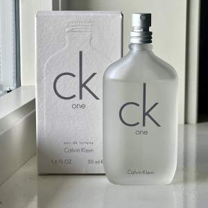 Calvin Klein ONE med cirka 46 ml kvar. Säljes då jag rensar bland parfymerna. Frakt ingår i priset📦Skriv vid frågor!