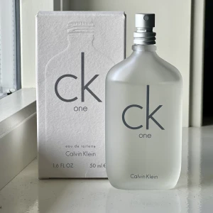 Calvin Klein ONE - Calvin Klein ONE med cirka 46 ml kvar. Säljes då jag rensar bland parfymerna. Frakt ingår i priset📦Skriv vid frågor!