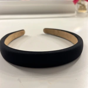 Diadem - Säljer ett till diadem för 15 kr + frakt. Använt ca 2 gånger, pris kan diskuteras. Hör av dig vid frågor eller intresse💕☀️😻