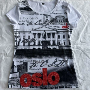 T-shirt - T-shirt med tryck på, passar till xs-s