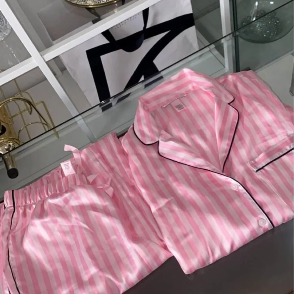 Säljer tjejens pyjamas set, endast använda en gång. Storlek: XS Betalning via Revolut. Övrigt.