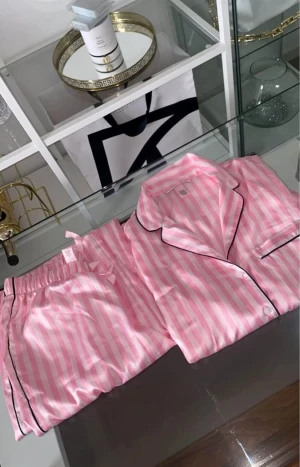 Victoria Secret Pyjamas Set - Säljer tjejens pyjamas set, endast använda en gång. Storlek: XS Betalning via Revolut