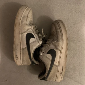 Nike air force - Nike air force med mörkblå/svart detalj.  Hör av dig vid intresse, svarar så fort jag kan.