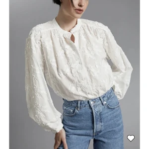 Blus & Other Stories - Vacker vit blus med broderier från & Other Stories. Endast testad, så i nyskick.   Nypris: 900:- 