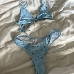 Blå bikini - Så himla gullig bikini med små blommor på💙🌸🌸Storlek M men små i storlekarna så skulle säga att den passar S💙