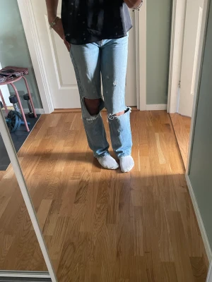 Zara jeans - Säljer min snygga jeans från zara. Hålet på ena knät har spruckit. Köpta för 400 säljer för 80kr💘