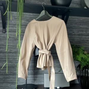 Överdel - Fuskskinn, beige storlek S.  Köpt på MQ, ej använd. 