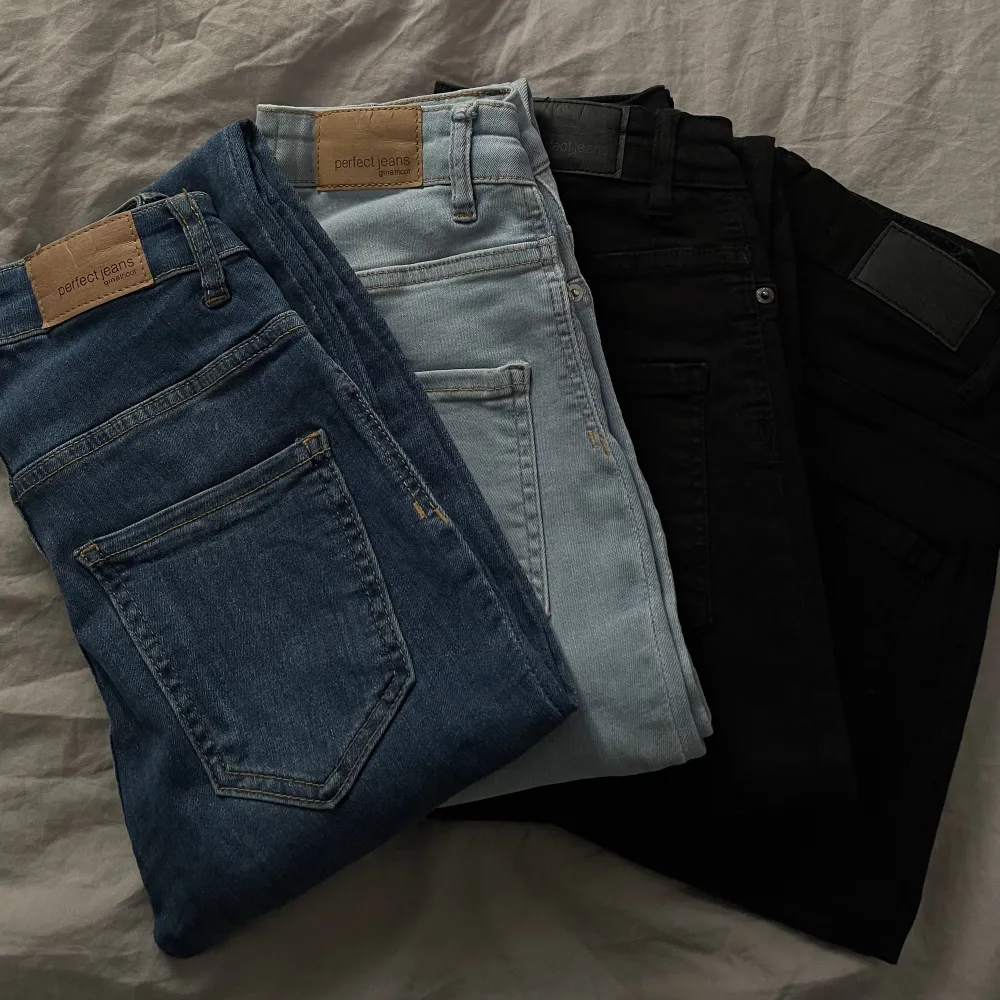 Jeansen är i mycket bra skick, säljer alla tillsammans för 400kr . Jeans & Byxor.