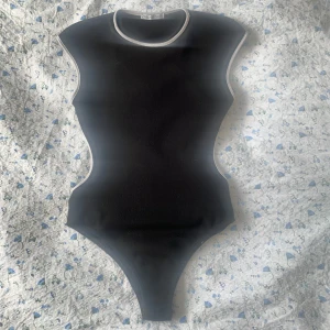 Body med öppen rygg - Body med öppen rygg från zara. Storlek m med liten i storleken. Jättebra skick! 