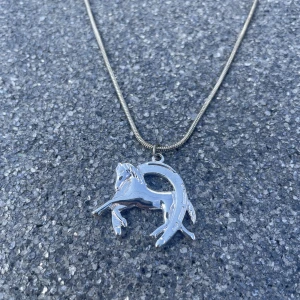 Häst halsband - Silvrigt halsband med en häst/hästsko som berlock. Fint skick