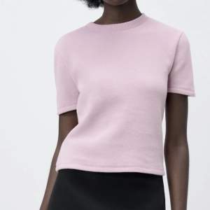helt oanvänd jättefin rosa T-shirt. Säljer pga att den inte kommit till användning.💕