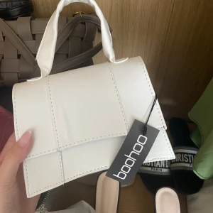 Väska  - 🤍Vardaglig liten söt väska från boohoo. Den är ej använd och kommer heller inte komma till användning därav säljs den för billigt pris. prislappen är kvar. 🤍