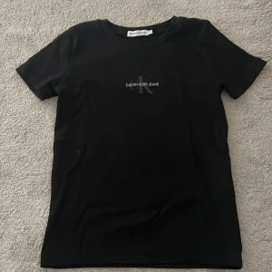 T-shirt - Oandvänd Calvin Klein t-shirt. Frakten ingår i köpet!