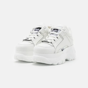 Buffalo sneakers - Köpte dessa för ett tag sedan och har använd de några gånger, de är i bra skick men har några märken. Kan ordna fler bilder om det önskas, pris kan också diskuteras då jag mest vill bli av med dem 🫶🏼nypris 2 000 kr