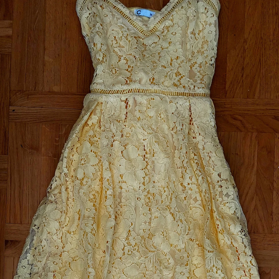 Jättefin oanvänd spetsklänning i vacker färg, strl 36