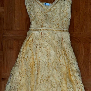 Jättefin oanvänd spetsklänning i vacker färg, strl 36 - Klänning från  Cubus. Oanvänd.  Vacker färg, underbar spets. Strl 36. Vid köp av flera kläder ges paketpris. Har flera nya/knappt använda kläder i strl 36/S (även mindre 38/M och XS/34). Säljer dessa då jag har strl xxs sedan länge.