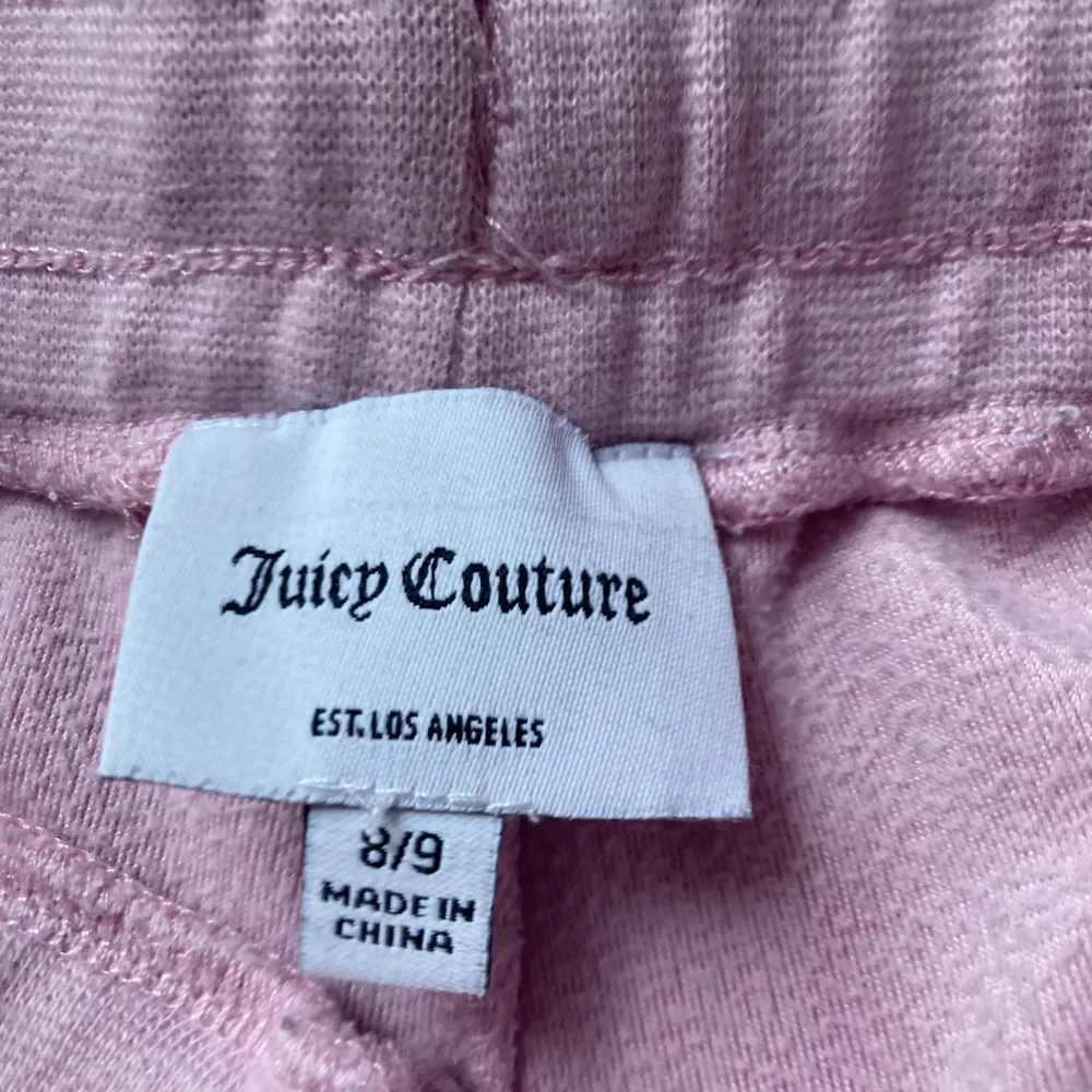 Hej, jag säljer ett var juciy couture byxor äkta i storlek 8-9 år. Kom privat så kan man få bilder på!🙂  Säljer då mina dem är för korta.   Bud tillåtet! . Jeans & Byxor.