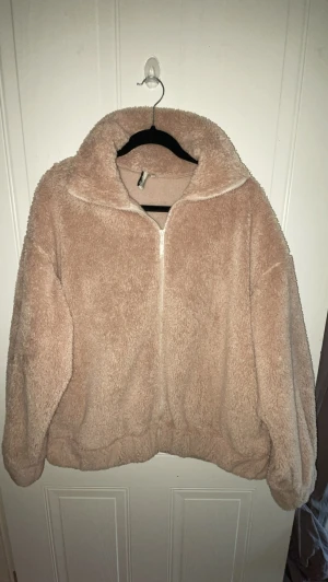 NLY trend - jacka - Mjuk fleecejacka från NELLY, oversized Använd 3 gånger om ens det Som ny! Org pris på Nelly.com; 600kr Arm mudden: 12cm i diameter Hals: 21cm Midjemudden: ca 54cm