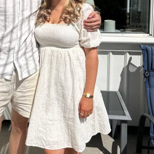 Klänning  - Superfin klänning från vero Moda som är använd endast en gång! Köpt på vero Moda för 420, mitt pris 190