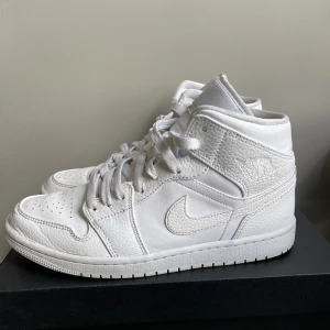 Nike Air Jordan 1 Mid - Fint använt skick. Köpta för mindre än 1 år sedan. Sparsamt använda. 100% äkta. Orginalkartong medföljer.  Om ni vill se fler bilder kan jag skicka privat.  Köparen betalar för frakt.