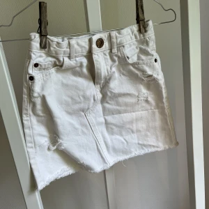 Vit jeanskjol  - Säljer en vit jeanskjol från River Island i storlek XXS, använd men i bra skick💕