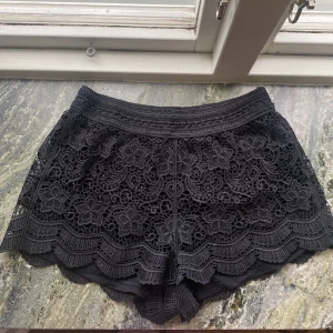 svarta spetsshorts🩷 - Säljer dessa super snygga svarta spetsshorts🩷🩷🩷🩷Storlek 34 men skulle säga att de passar 36 också med tanke på att de e stretchiga 