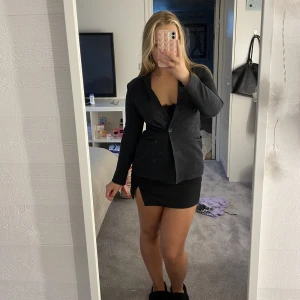 Kavaj från Filippa K - Sååå snygg kavaj från Filippa K, tyvärr är den lite för tight för mig (har vanligtvis S/M). Skulle säga att den passar någon mellan XS-S. 