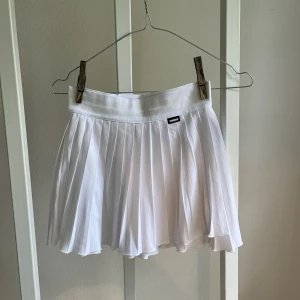 Paddelkjol - Säljer en vit paddelkjol från stronges i storlek Xs, använd max 3 gånger så i väldigt bra skick 