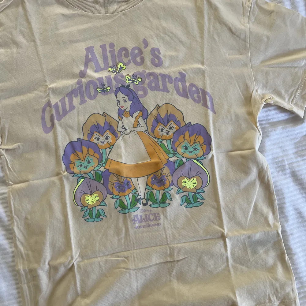 T-shirt med Alice i underlandet tryck. Storlek Xs men väldigt oversize. 60kr.. T-shirts.
