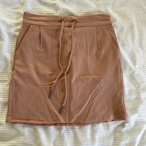 Kjol - Smutsrosa kjol från Vero Moda. Storlek Xs. 80kr.