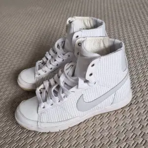 Ett par vita sneakers från Nike i lite glansigt 