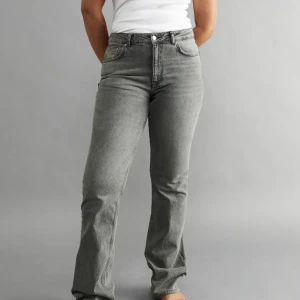 Jeans - Säljs pågrund av att dom är lite stora. Nyskick då jag använt dom fåtal gånger🩷