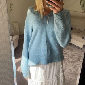 Blå stickad tröja - Blå stickad tröja, passar jätte fint till kjol❤️ har en slitsar på båda sidorna